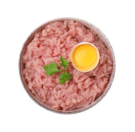Téléchargez les photos : Viande hachée crue fraîche, persil et oeuf dans un bol isolé sur blanc, vue de dessus - en image libre de droit
