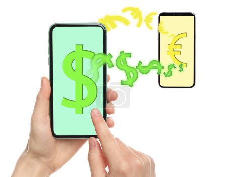 Cambio de dinero en línea. Mujer usando teléfono móvil sobre fondo blanco, primer plano. Signos de dólar y euro volando entre dispositivos