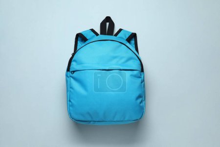 Stilvoller blauer Rucksack auf hellem Hintergrund, Draufsicht