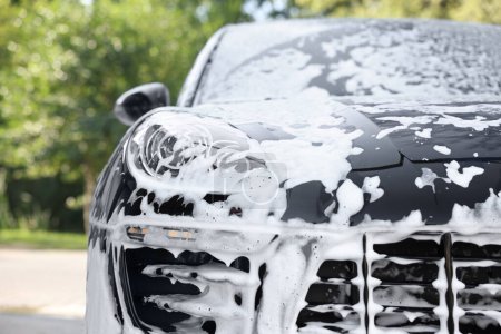 Téléchargez les photos : Auto recouvert de mousse de nettoyage au lavage extérieur de voiture, gros plan - en image libre de droit