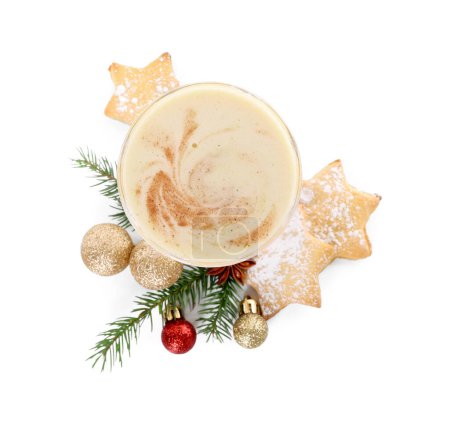 Foto de Vaso de delicioso ponche de huevo con especias, galletas y decoración de Navidad aislado en blanco, vista superior - Imagen libre de derechos