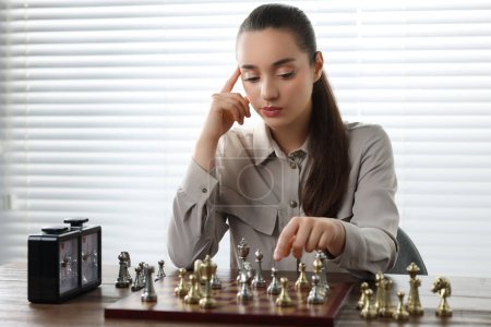 Frau spielt Schach bei Tischtennis-Hallenturnier
