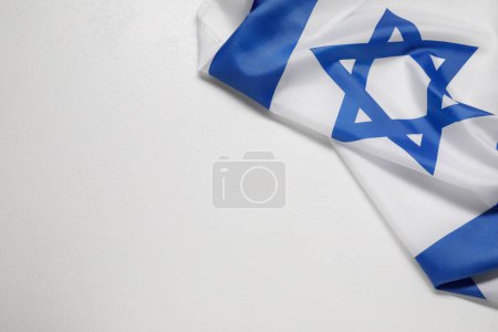 Flagge Israels auf weißem, strukturiertem Hintergrund, über Ansicht und Platz für Text. Nationales Symbol