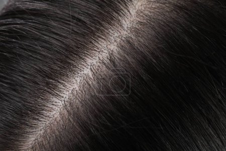 Téléchargez les photos : Vue rapprochée des cheveux d'une femme sombre en bonne santé - en image libre de droit
