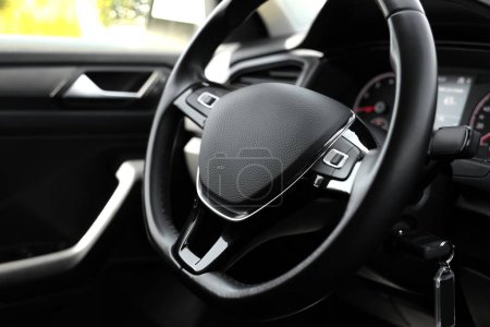 Señal de airbag de seguridad en el volante dentro del coche
