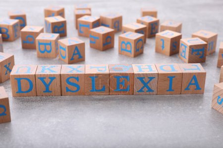 Téléchargez les photos : Cubes en bois avec mot Dyslexie sur table en pierre gris clair - en image libre de droit