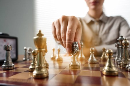 Frau beim Schachspiel während eines Turniers am Schachbrett, Nahaufnahme