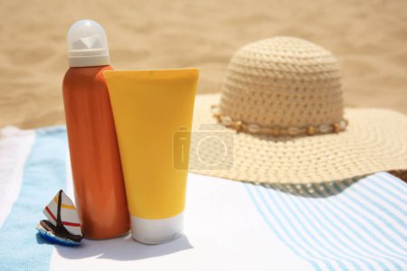 Sonnencreme und Strandaccessoires auf Sand, Platz für Text. Sonnenschutzpflege
