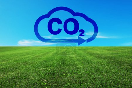 Konzept der klaren Luft. CO2-Inschrift in der Abbildung der Wolke mit Pfeil und schöner Wiese