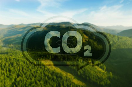 Konzept der klaren Luft. CO2-Inschrift in der Abbildung einer Wolke mit Pfeil und wunderschöner Berglandschaft