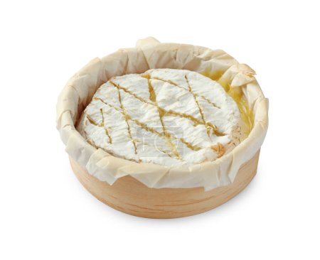 Lecker gebackener Brie-Käse isoliert auf weiß