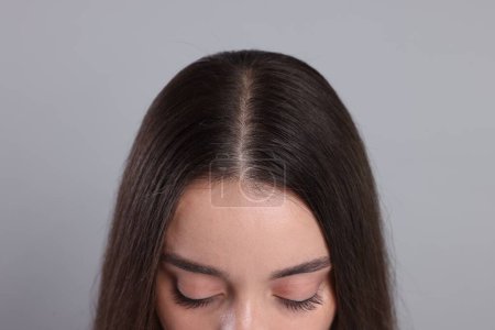 Téléchargez les photos : Femme aux cheveux sains sur fond gris, gros plan - en image libre de droit