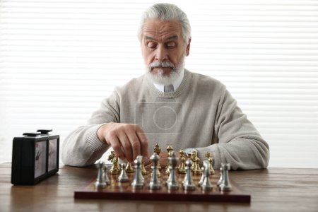 Mann spielt Schach bei Tischtennis-Hallenturnier