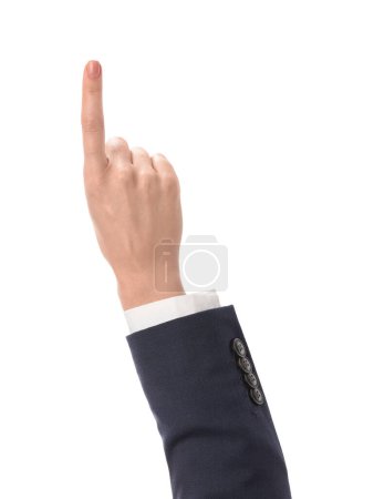 Frau zeigt mit Zeigefinger auf weißem Hintergrund, Nahaufnahme