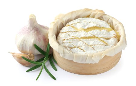 Leckere gebackene Brie-Käse, Knoblauch und Rosmarin isoliert auf weiß
