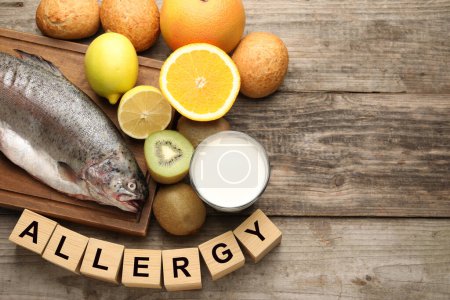 Alergia alimentaria. Diferentes productos frescos y cubos en mesa de madera, plano con espacio para el texto