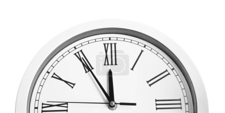 Uhr zeigt fünf Minuten bis Mitternacht auf weißem Hintergrund, Nahaufnahme. Countdown zum neuen Jahr
