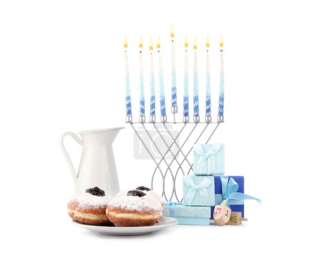 Chanukka-Feier. Menora mit Kerzen, Geschenkschachteln, Donuts, hölzernen Dreideln und Krug isoliert auf weiß