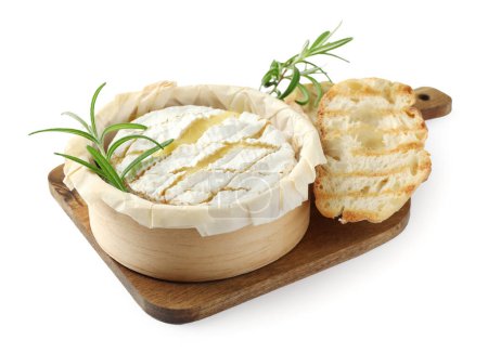 Holzbrett mit leckerem gebackenem Brie-Käse, Brot und Rosmarin isoliert auf weiß