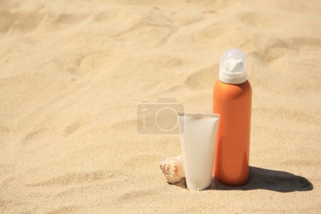 Sonnencreme und Muschel auf Sand, Platz für Text. Sonnenschutzpflege