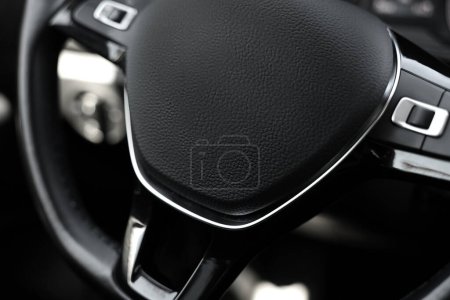 Señal de airbag de seguridad en el volante dentro del coche