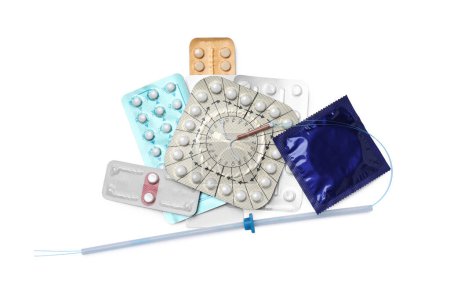 Píldoras anticonceptivas, preservativo y dispositivo intrauterino aislado en blanco, vista superior. Diferentes métodos anticonceptivos