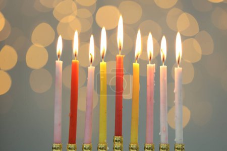 Téléchargez les photos : Hanoukka fête. Menorah avec des bougies allumées contre les lumières floues - en image libre de droit