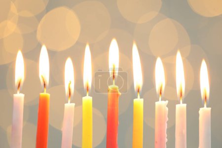 Téléchargez les photos : Hanoukka fête. Brûler des bougies contre des lumières floues, gros plan - en image libre de droit