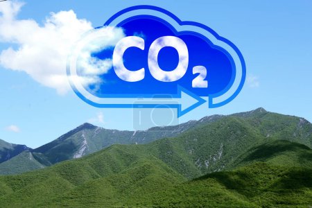 Konzept der klaren Luft. CO2-Inschrift in der Abbildung einer Wolke mit Pfeil und wunderschöner Berglandschaft