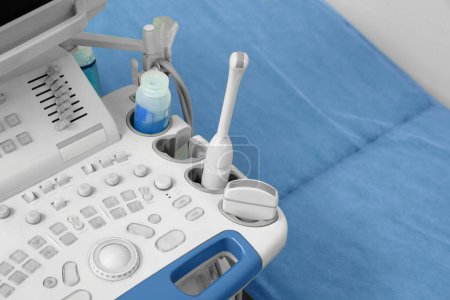 Ultraschall-Bedienfeld und Untersuchungstisch im Krankenhaus, Nahaufnahme
