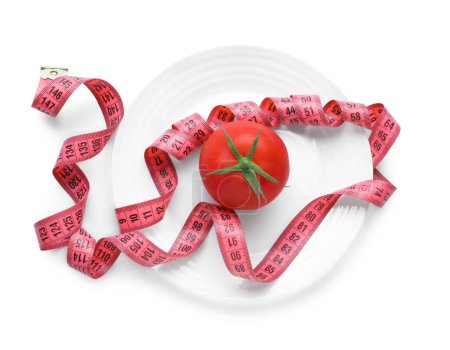 Ruban à mesurer, assiette et tomate fraîche isolé sur blanc, vue de dessus. Concept de régime alimentaire