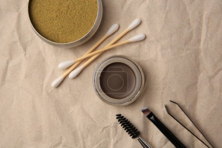Téléchargez les photos : Composition à plat avec henné des sourcils et outils sur papier froissé - en image libre de droit