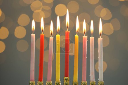 Téléchargez les photos : Hanoukka fête. Menorah avec des bougies allumées contre les lumières floues - en image libre de droit