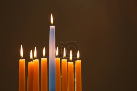 Téléchargez les photos : Hanoukka fête. Brûler des bougies sur fond brun, espace pour le texte - en image libre de droit