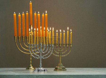 Téléchargez les photos : Hanoukka fête. Menorahs avec des bougies allumées sur fond clair, espace pour le texte - en image libre de droit