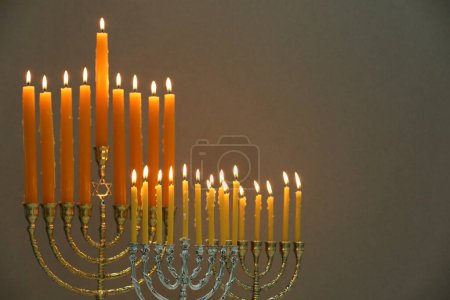 Téléchargez les photos : Hanoukka fête. Menorahs avec des bougies allumées sur fond clair, espace pour le texte - en image libre de droit