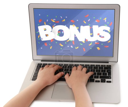 Bonusgewinne. Kind mit Laptop auf weißem Hintergrund, Nahaufnahme. Illustration von fallendem Konfetti und Wort auf dem Bildschirm des Geräts