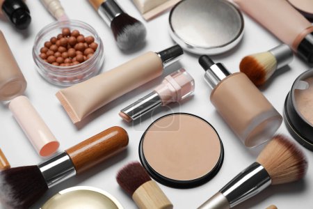 Gesichtspuder und andere Make-up-Produkte auf weißem Hintergrund, Nahaufnahme