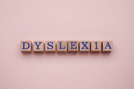 Téléchargez les photos : Cubes en bois avec mot Dyslexie sur fond beige, plat - en image libre de droit