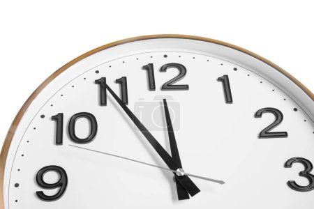 Reloj mostrando cinco minutos hasta la medianoche sobre fondo blanco, primer plano. Cuenta atrás de Año Nuevo