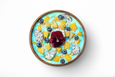 Köstliche Smoothie-Schale mit frischen Früchten, Blaubeeren, Blume und Haferflocken auf weißem Hintergrund, Draufsicht