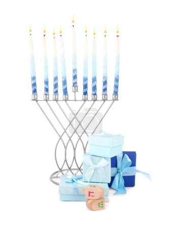 Chanukka-Feier. Menora mit Kerzen, Geschenkschachteln und hölzernen Dreideln isoliert auf weiß