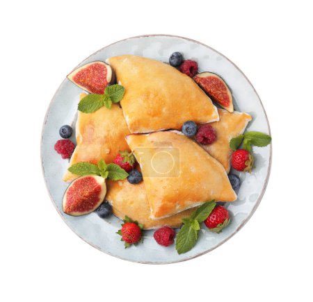 Foto de Deliciosas samosas con higos y bayas aisladas en blanco, vista superior - Imagen libre de derechos