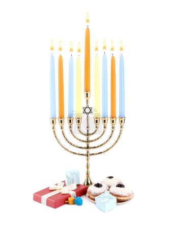 Chanukka-Feier. Menora mit Kerzen, Geschenkschachteln, bunten Dreideln und Donuts isoliert auf weiß