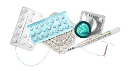 Píldoras anticonceptivas, condones, dispositivo intrauterino y termómetro aislados en blanco, vista superior. Diferentes métodos anticonceptivos
