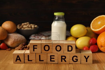 Alergia alimentaria. Diferentes productos frescos y cubos en mesa de madera