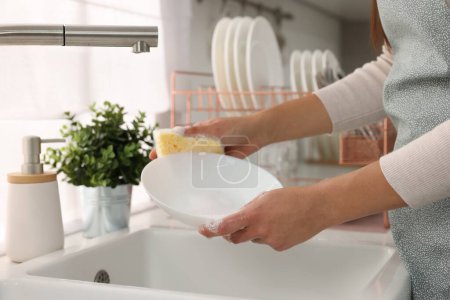 Foto de Tazón de lavado de mujer en el fregadero en la cocina, primer plano - Imagen libre de derechos