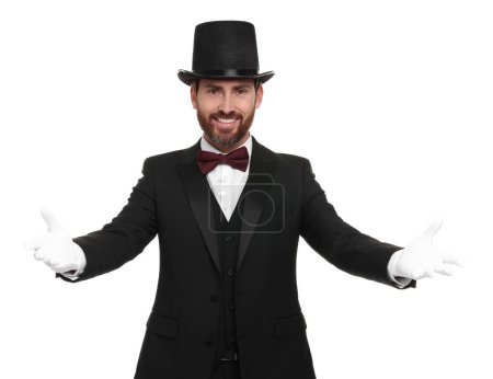 Heureux magicien en chapeau haut de forme sur fond blanc