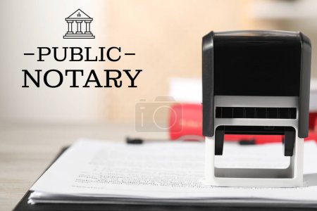 Téléchargez les photos : Un notaire public. Documents et timbres sur table, gros plan - en image libre de droit