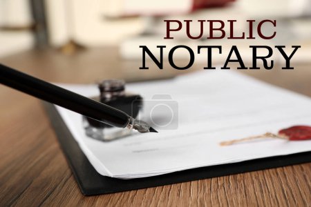 Téléchargez les photos : Un notaire public. Document de signature avec stylo plume sur table en bois, gros plan - en image libre de droit